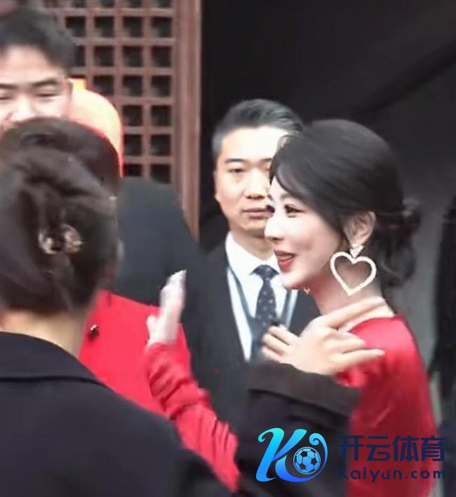 徐帆给杨紫先容犬子 红毯温存时间