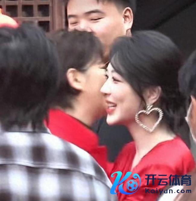 徐帆给杨紫先容犬子